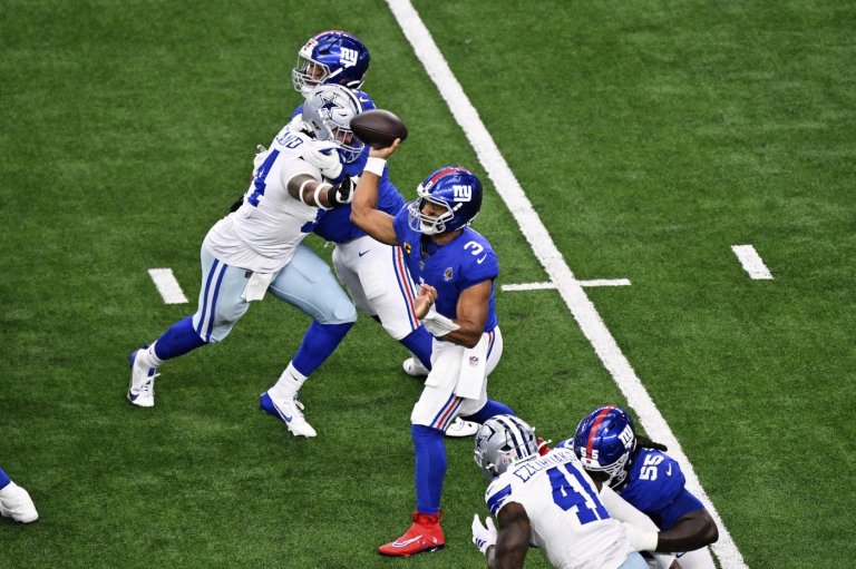 Giants offensive tackle James Hudson has 4 penalties in 6 snaps on opening drive against Cowboys | iNFOnews.ca