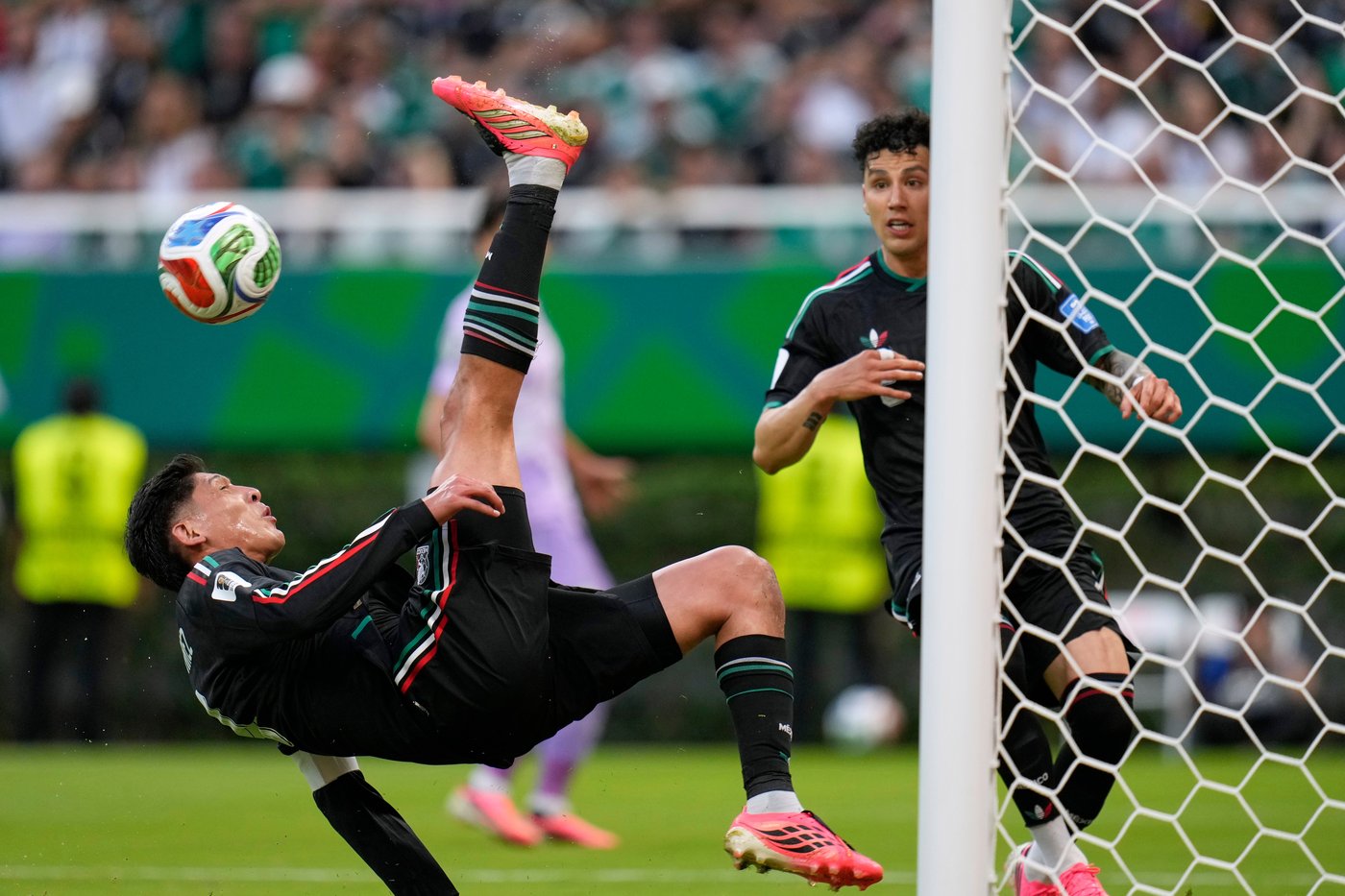 Mexico and South Korea play for group lead and other World Cup Day 8 highlights, in photos | iNFOnews.ca