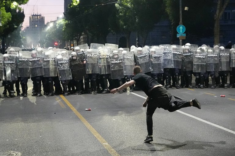 Serbian protesters clash with police after anti-government rally in Belgrade | iNFOnews.ca