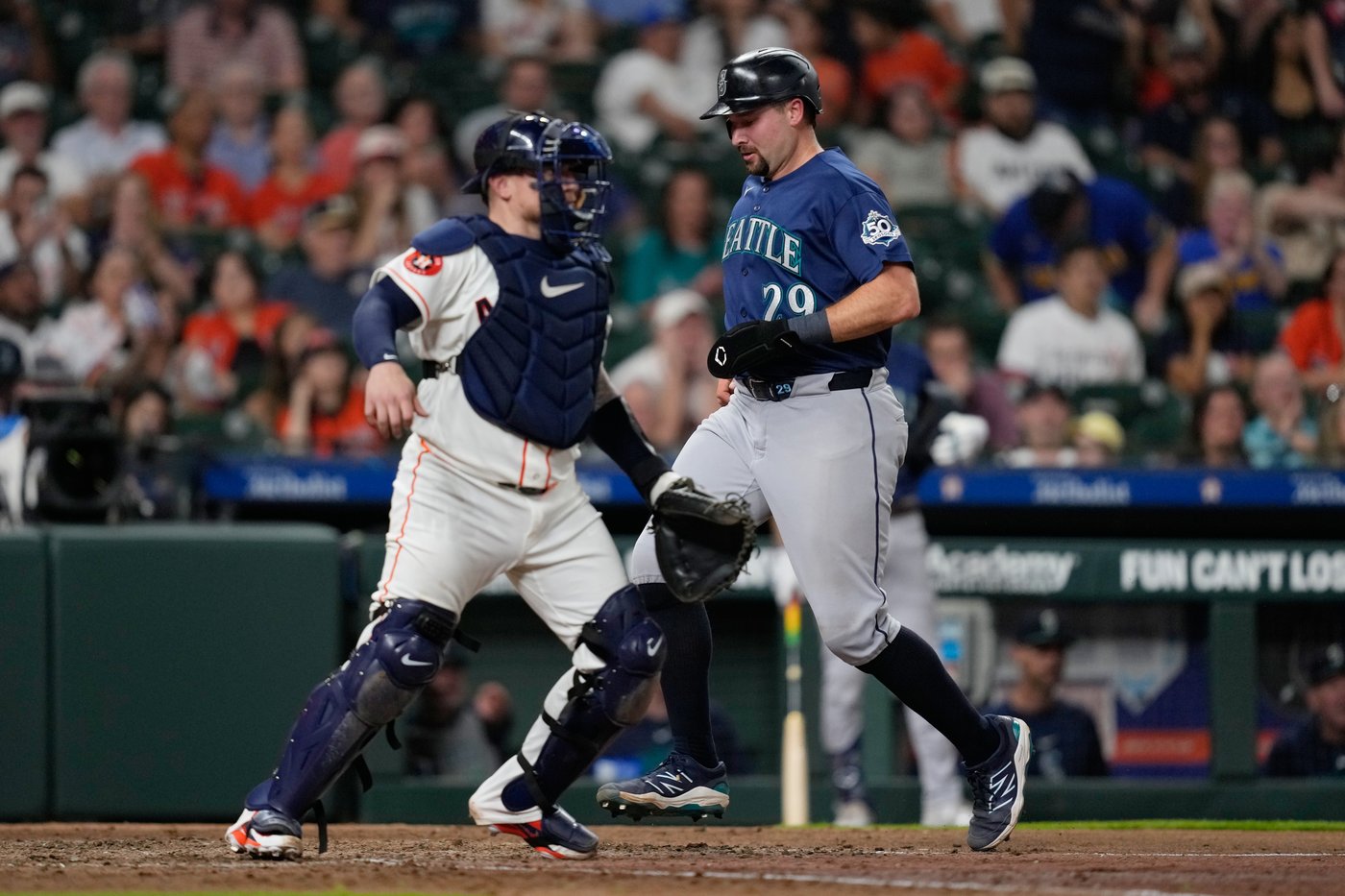 Cal Raleigh snaps 0-for-38 skid with a single vs the Astros | iNFOnews.ca