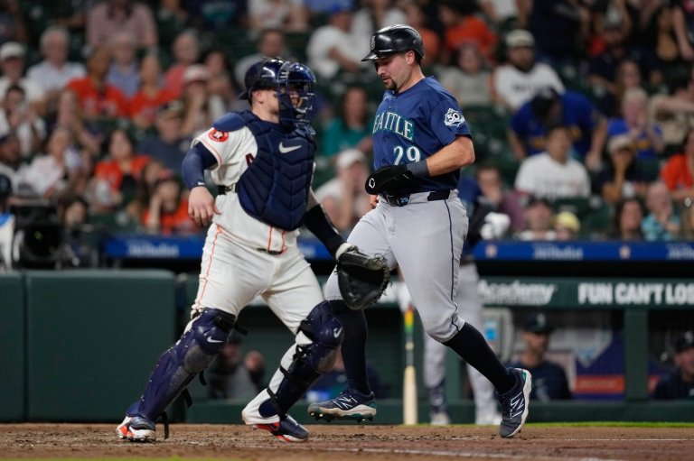 Cal Raleigh snaps 0-for-38 skid with a single vs the Astros | iNFOnews.ca