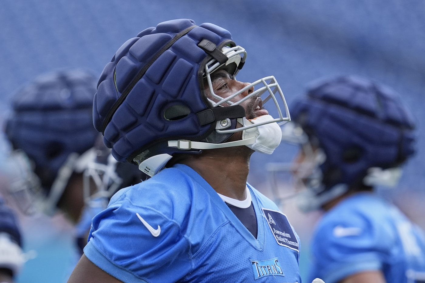 Titans' Treylon Burks suffers right shoulder injury during diving catch | iNFOnews.ca