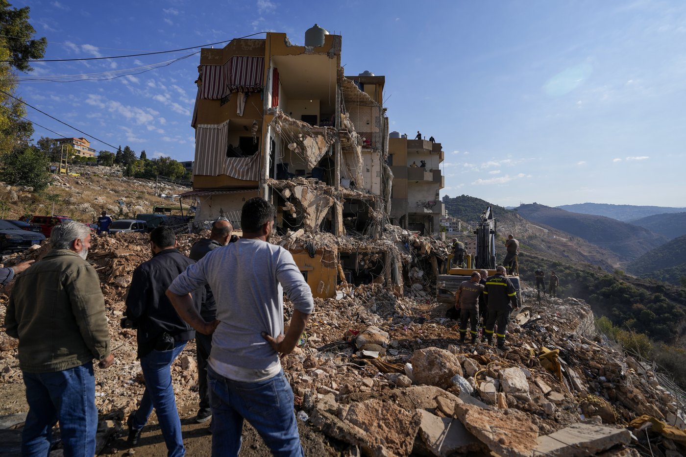 Rescuers pull 30 bodies from a building in central Lebanon hit in an Israeli strike | iNFOnews.ca