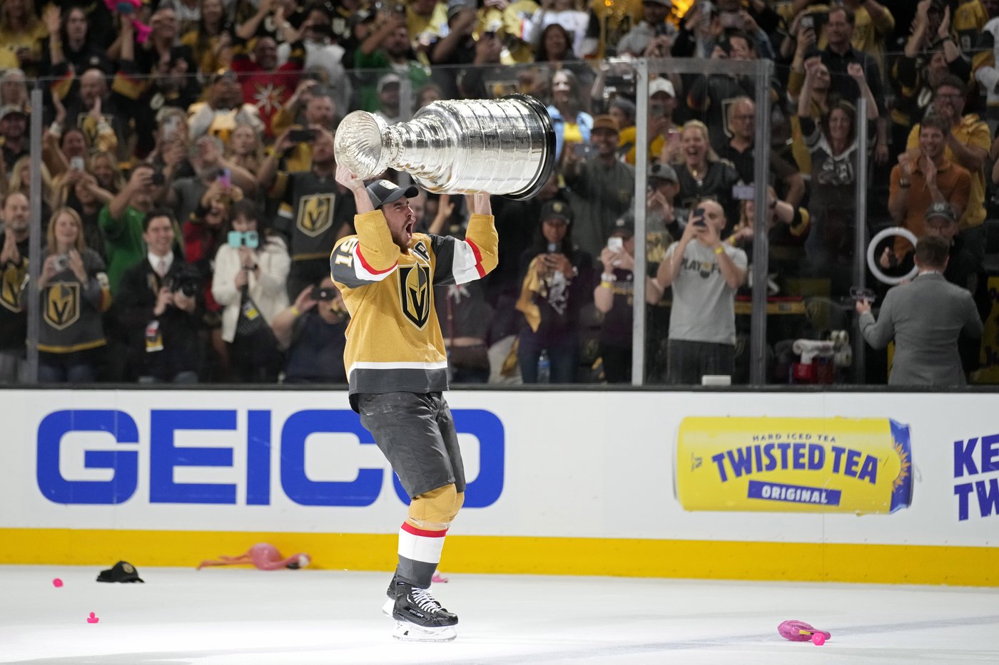 Vegas Golden Knights are re-signing Reilly Smith, AP source says | iNFOnews.ca