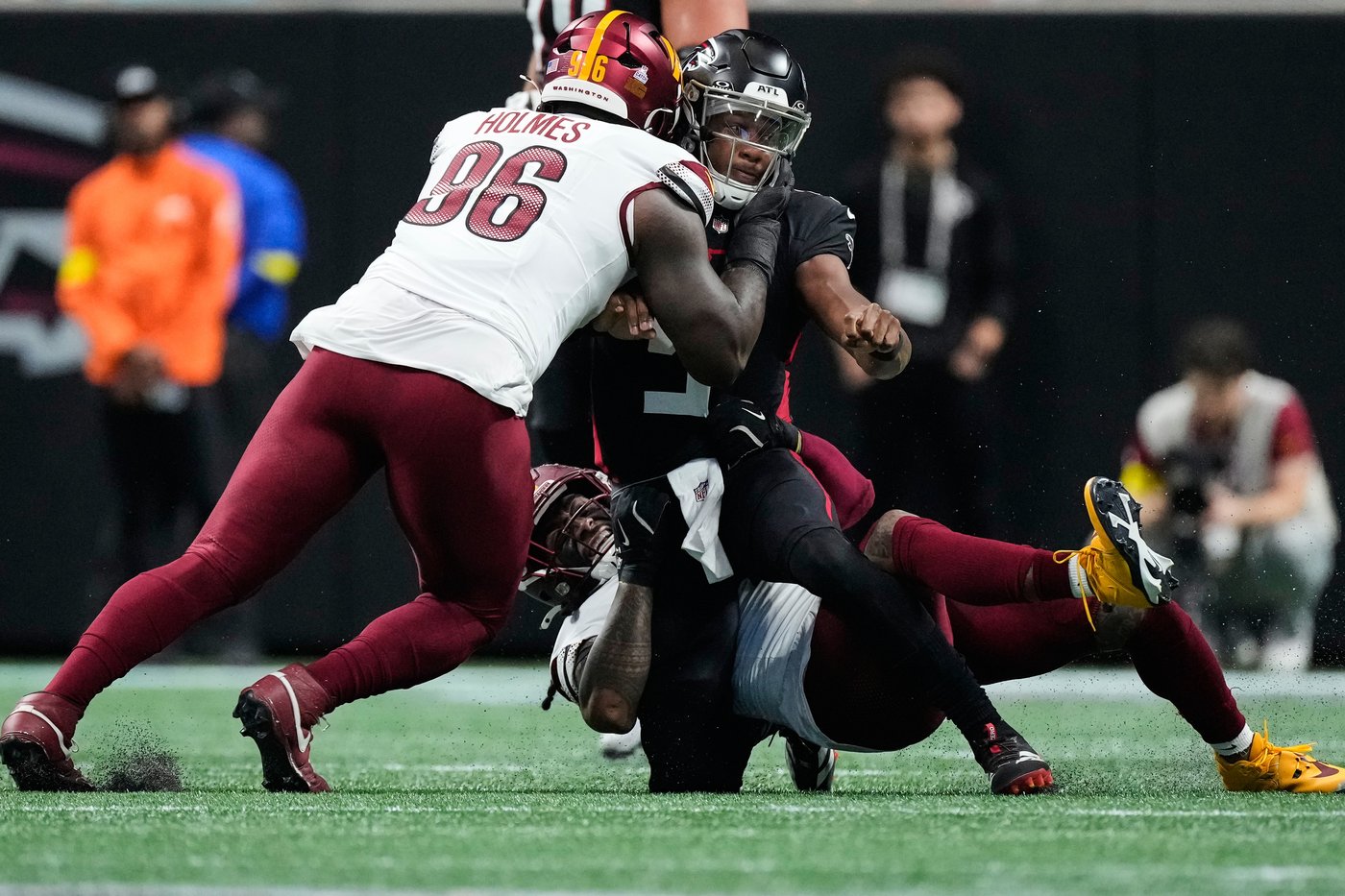 Chargers' injured O-line faces Commanders' ineffective pass rush in showdown of struggling fronts | iNFOnews.ca Chargers' injured O-line faces Commanders' ineffective pass rush in showdown of struggling fronts | iNFOnews.ca
