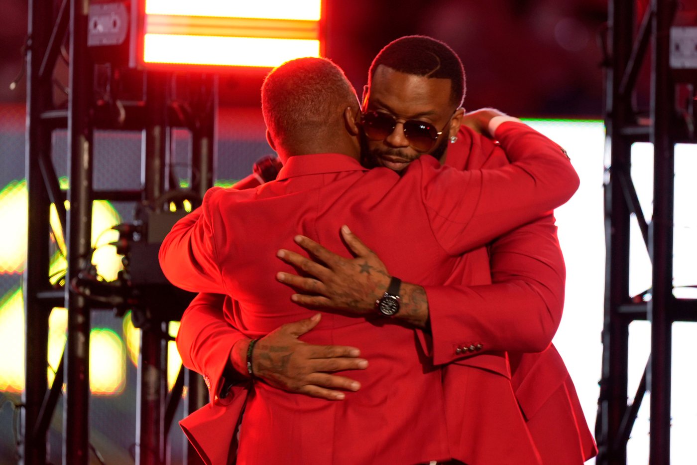 Falcons sacks king John Abraham has former coach Mike Smith return to lead ring of honor ceremony | iNFOnews.ca
