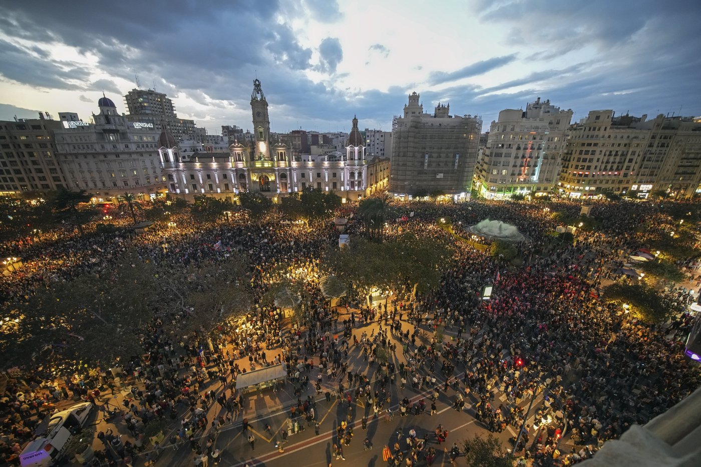Thousands of Spaniards demand the resignation of Valencia leader for bungling flood response | iNFOnews.ca