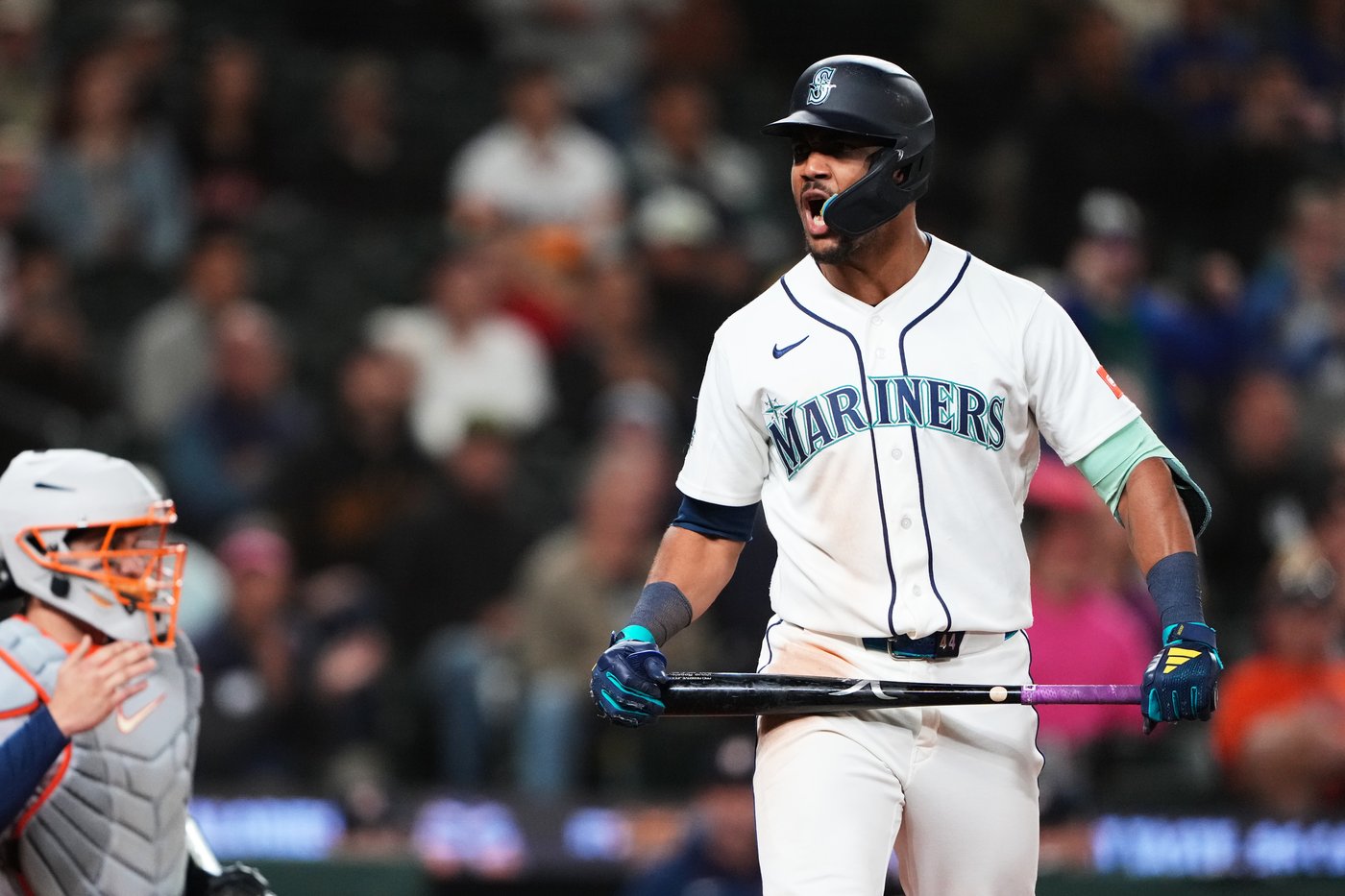 Mariners rally past Astros 6-5 in 10 innings to keep faint playoff hopes alive | iNFOnews.ca