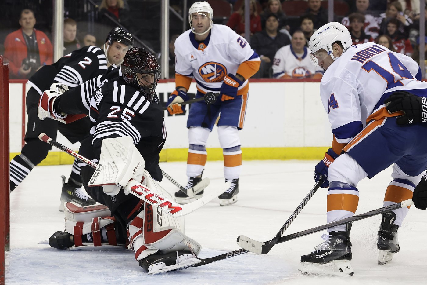Bo Horvat scores, Ilya Sorokin makes 25 saves and Islanders top Devils 1-0 | iNFOnews.ca