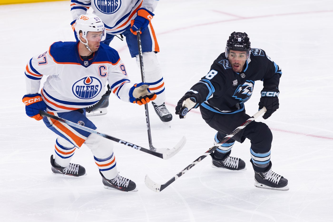McDavid scores twice, adds three assists as Oilers drill Mammoth 6-2 | iNFOnews.ca McDavid scores twice, adds three assists as Oilers drill Mammoth 6-2 | iNFOnews.ca