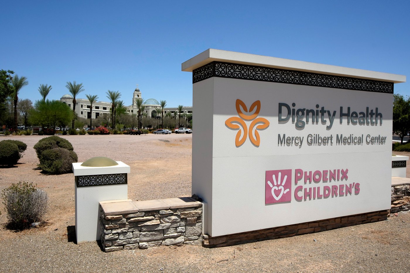 A toddler was found in a pool and declared dead. He's alive and his parents could be charged | iNFOnews.ca