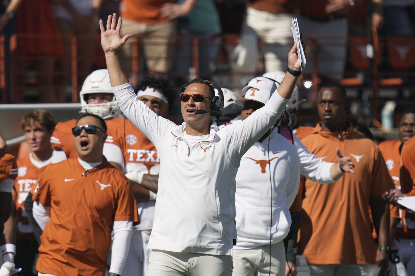 Ewers' 5 TD passes lead No. 5 Texas in 49-17 rout of struggling Florida | iNFOnews.ca