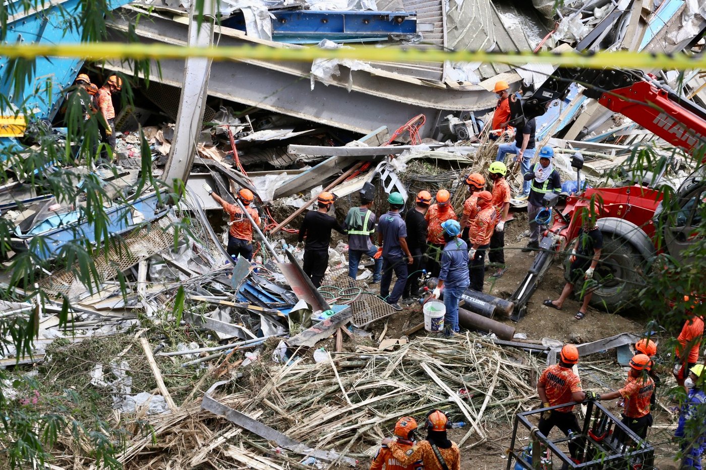 Photos show aftermath of avalanche of garbage at a Philippines landfill | iNFOnews.ca