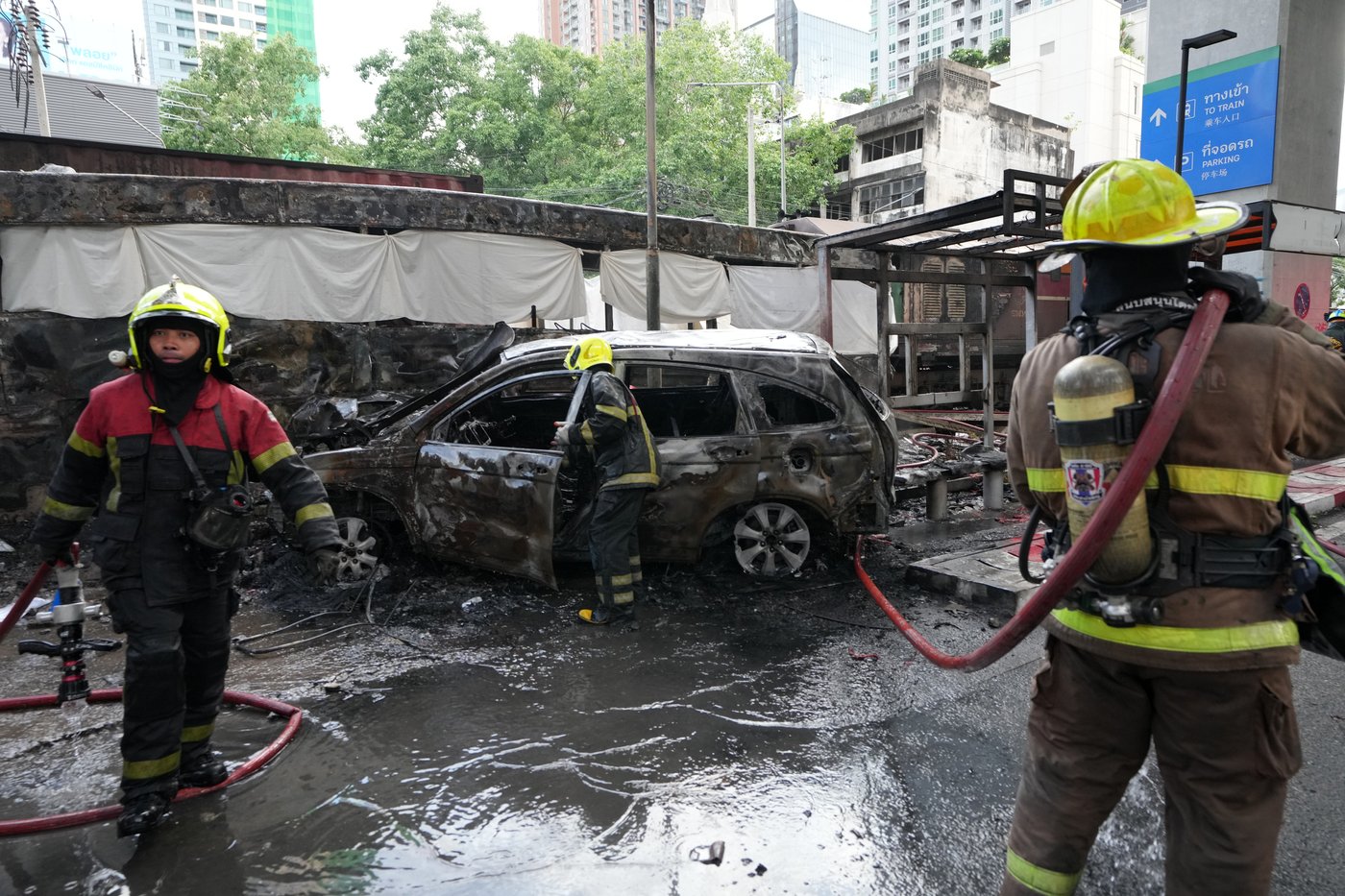A cargo train hits a public bus at a Bangkok rail crossing, killing at least 8 | iNwheels A cargo train hits a public bus at a Bangkok rail crossing, killing at least 8 | iNwheels