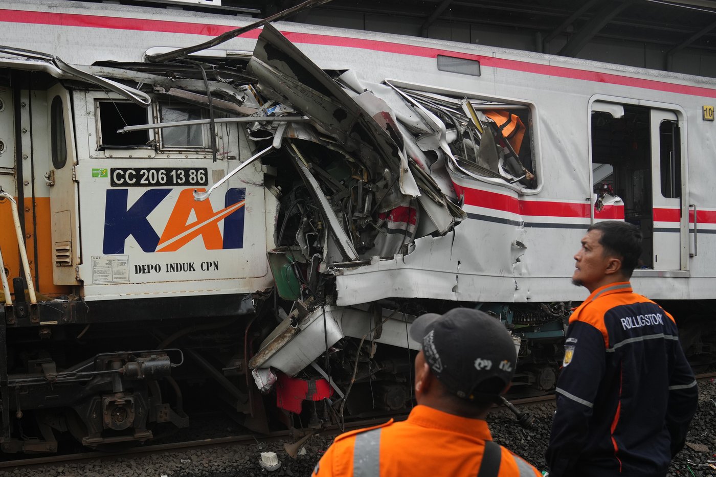 Rescuers recover victims from an Indonesia train crash, in photos | iNwheels