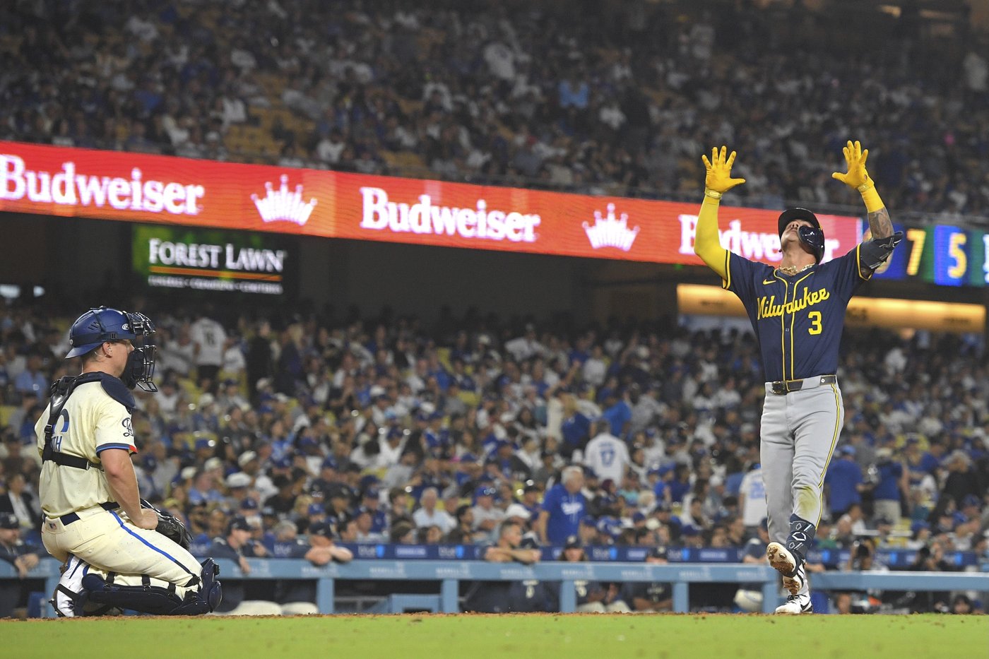 Brewers hold off Dodgers again for 9th straight win | iNFOnews.ca Brewers hold off Dodgers again for 9th straight win | iNFOnews.ca