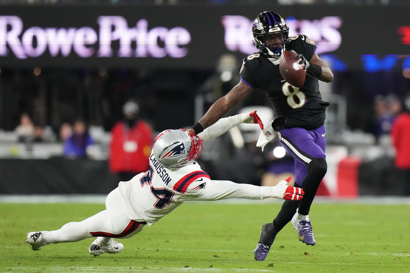 Ravens' Lamar Jackson forced out of game against Patriots with a back injury | iNFOnews.ca Ravens' Lamar Jackson forced out of game against Patriots with a back injury | iNFOnews.ca