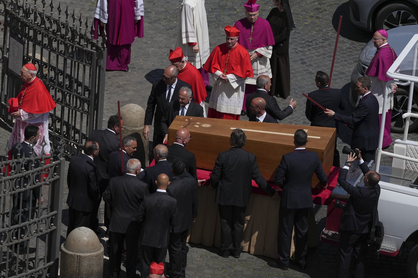 PHOTO COLLECTION: Vatican Pope Funeral Procession | iNFOnews.ca