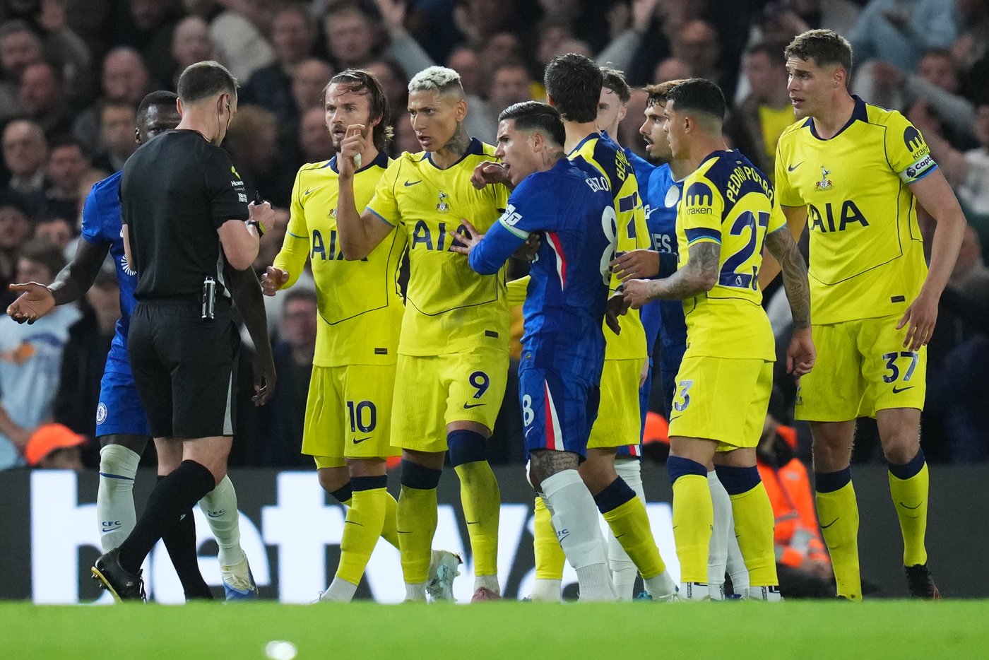 Lifeline for West Ham as Tottenham loss takes Premier League relegation fight to final round | iNFOnews.ca