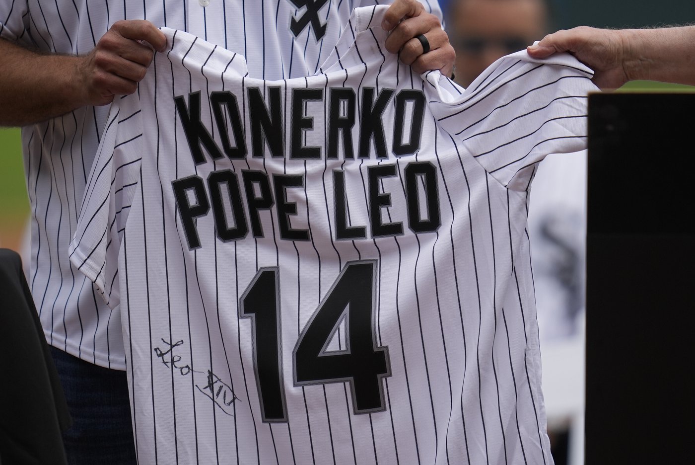 From one 14 to another, White Sox great Konerko gets gift from Pope Leo XIV in honor of 2005 title | iNFOnews.ca