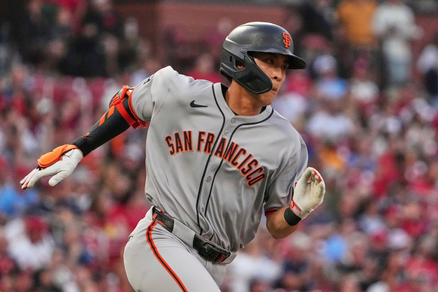 Giants OF Jung Hoo Lee stopped briefly at LAX because of missing travel documents, AP source says | iNFOnews.ca