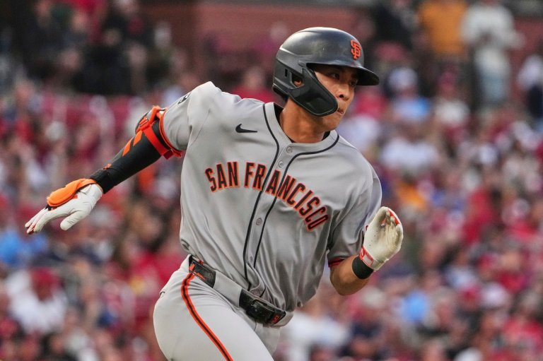 Giants OF Jung Hoo Lee stopped briefly at LAX because of missing travel documents, AP source says | iNFOnews.ca