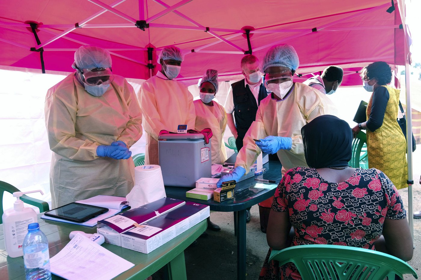 Uganda begins Ebola vaccine trial after new outbreak kills a nurse and infects 2 other people | iNFOnews.ca Uganda begins Ebola vaccine trial after new outbreak kills a nurse and infects 2 other people | iNFOnews.ca