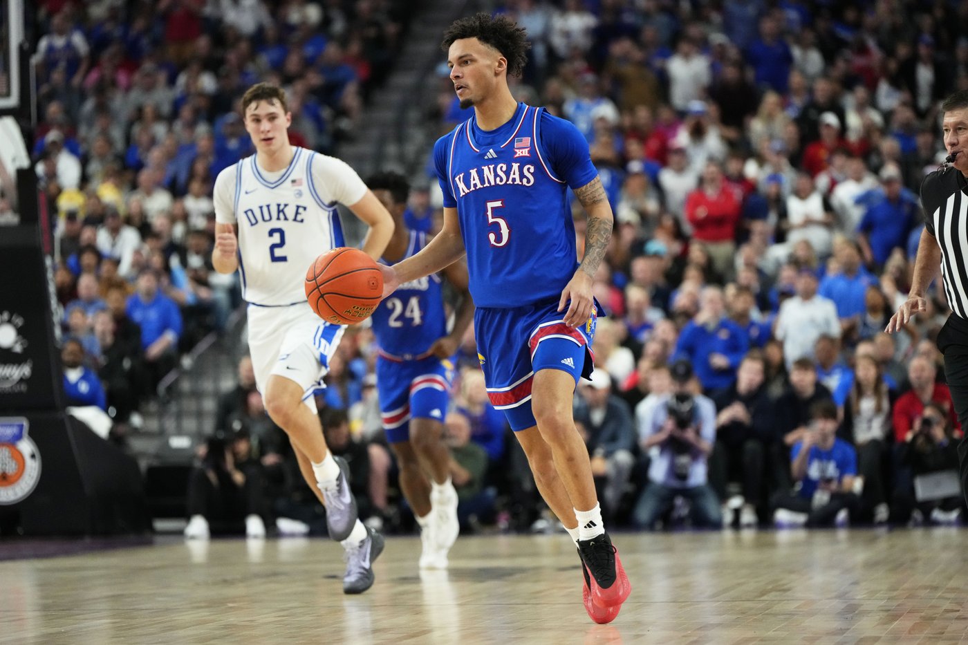 No. 1 Kansas holds off No. 11 Duke 75-72 after Dickinson ejected in the Vegas Showdown | iNFOnews.ca
