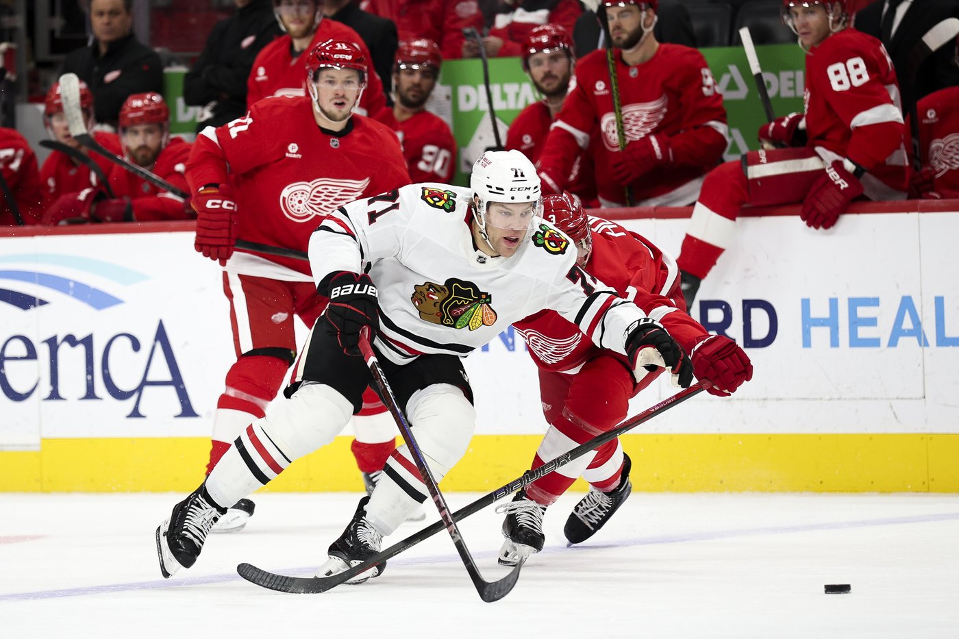 Red Wings hold off Blackhawks 5-3 for 6th straight victory | iNFOnews.ca