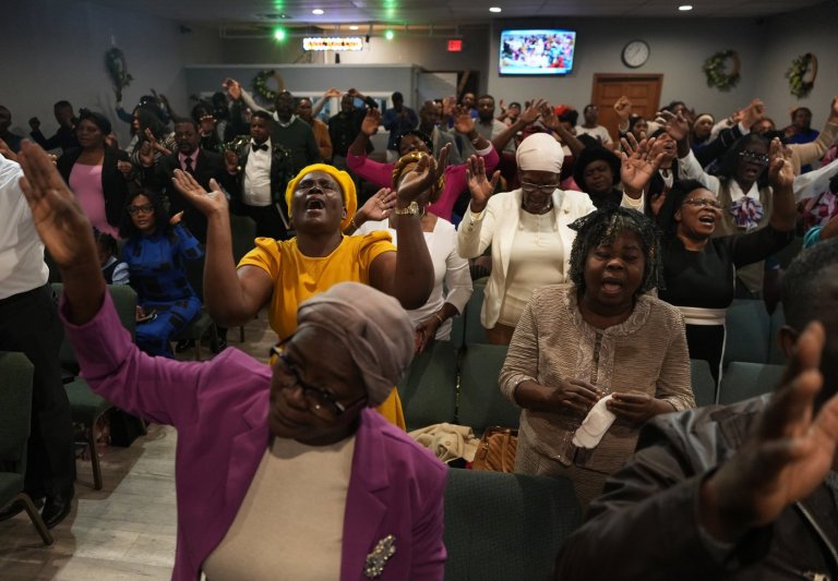 Hundreds pack an Ohio church to back extending protected status for Haitians in the US | iNFOnews.ca