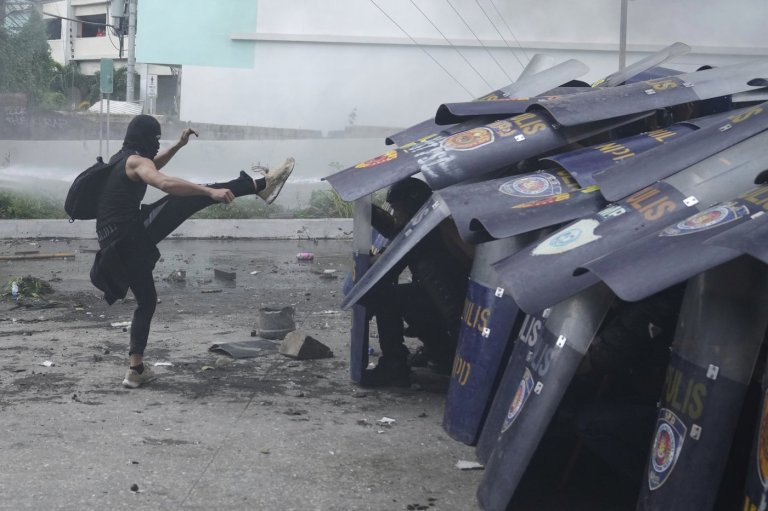 Philippine police arrested dozens after a violent clash near presidential palace, in photos | iNFOnews.ca