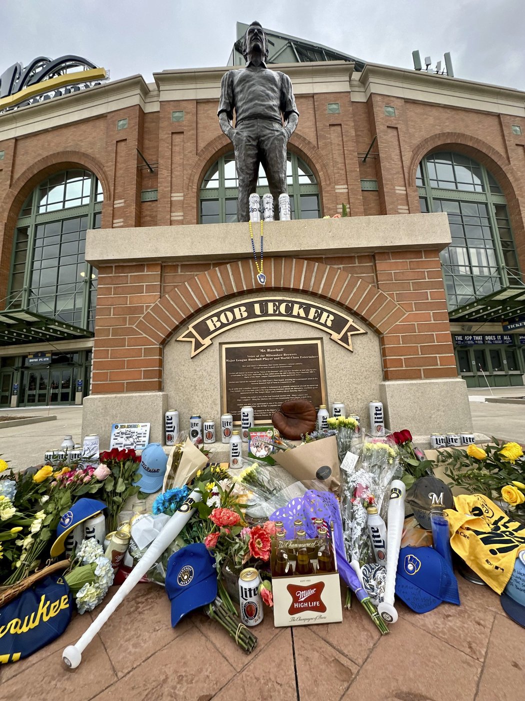 'Mr. Baseball' Bob Uecker, Brewers announcer, dies at 90 | iNFOnews.ca