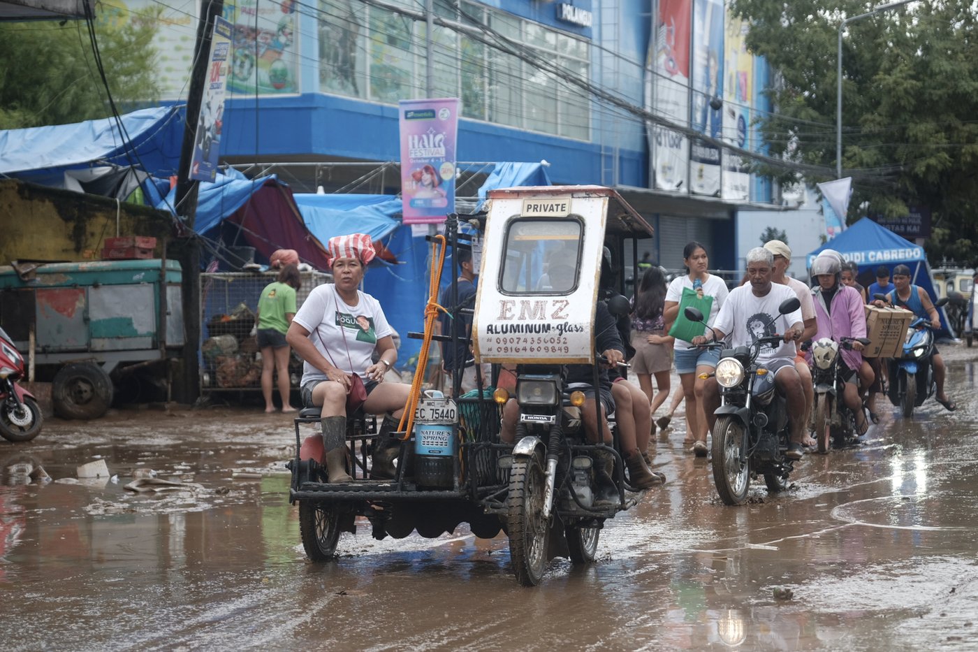 Floods in Philippines kill at least 9 and trap others on roofs as storm approaches | iNFOnews.ca