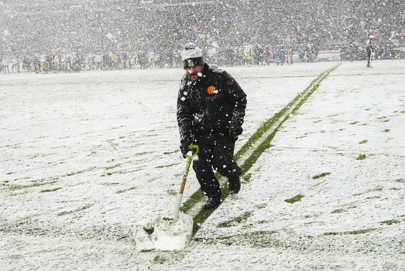 Nick Chubb plows through heavy snow for 2-yard TD, giving Browns 24-19 win over Steelers | iNFOnews.ca