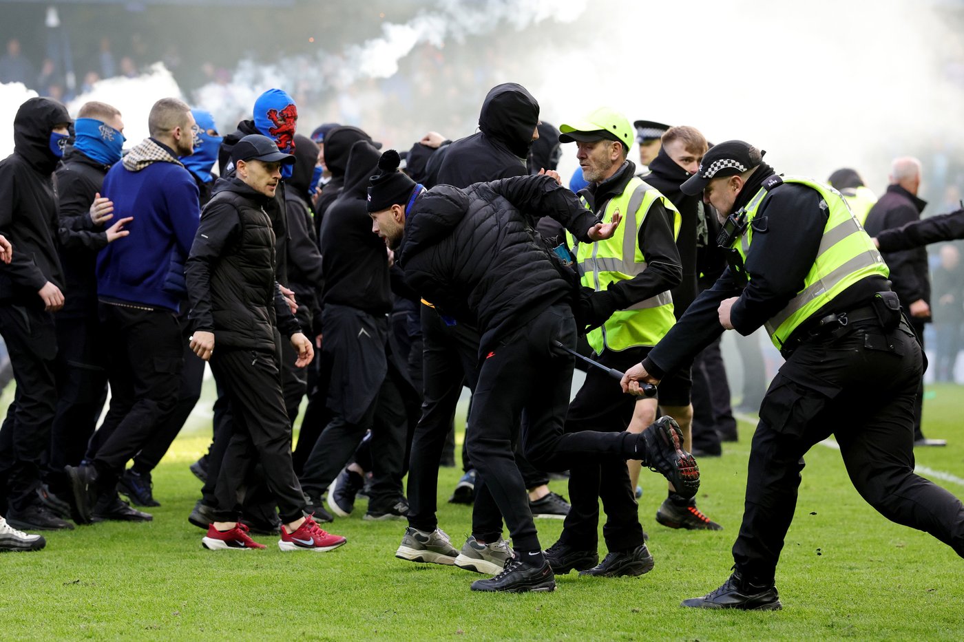 Rangers and Celtic fans clash on the field after Scottish Cup tie | iNFOnews.ca Rangers and Celtic fans clash on the field after Scottish Cup tie | iNFOnews.ca