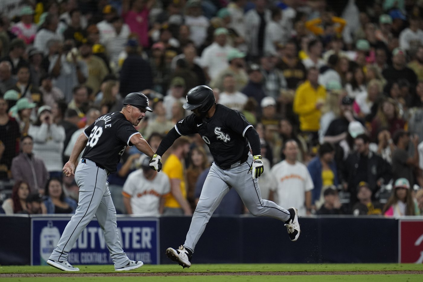 White Sox lose 118th game, waste 9th-inning comeback as Padres win 3-2 on Tatis hit in 10th | iNFOnews.ca
