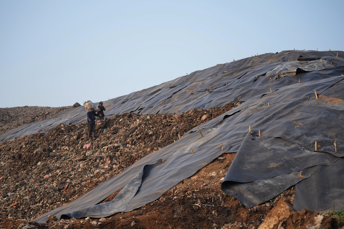 As Indonesia cuts methane emissions, life atop a mountain of garbage begins to change | iNFOnews.ca