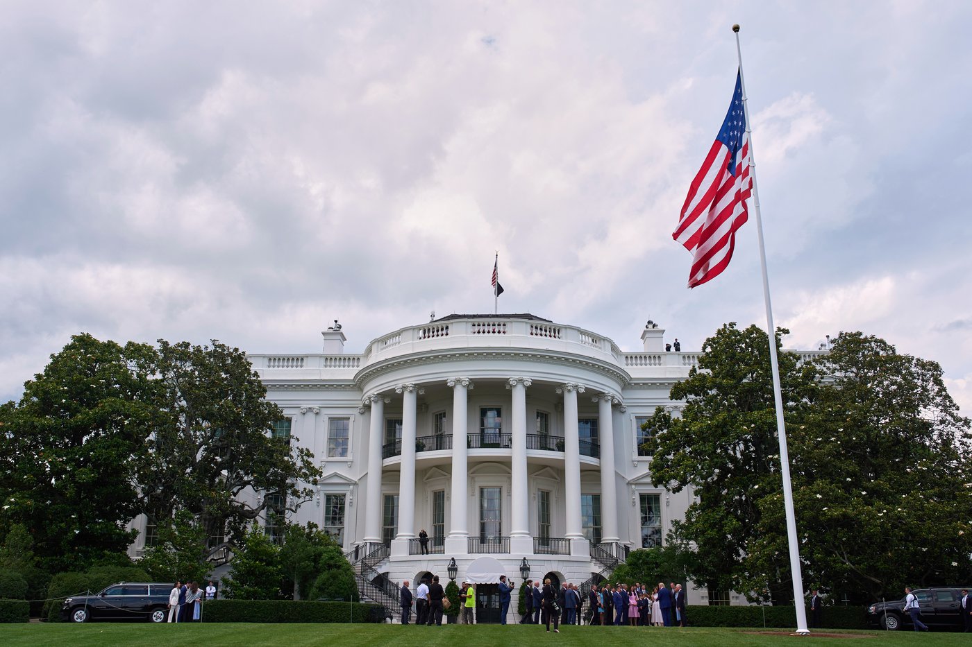 Trump remakes the White House with new flagpoles | iNFOnews.ca Trump remakes the White House with new flagpoles | iNFOnews.ca
