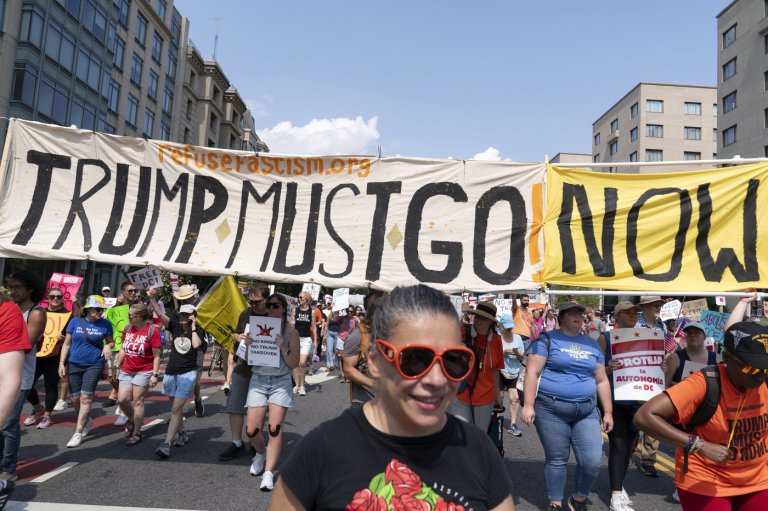 Thousands protest for a 'Free DC' on the fourth week of federal control in Washington | iNFOnews.ca