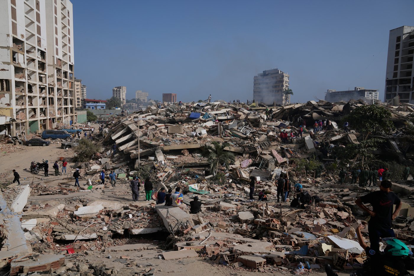 Venezuelans sleep in cars and under trees as they question where they'll live after the earthquakes | iNFOnews.ca Venezuelans sleep in cars and under trees as they question where they'll live after the earthquakes | iNFOnews.ca