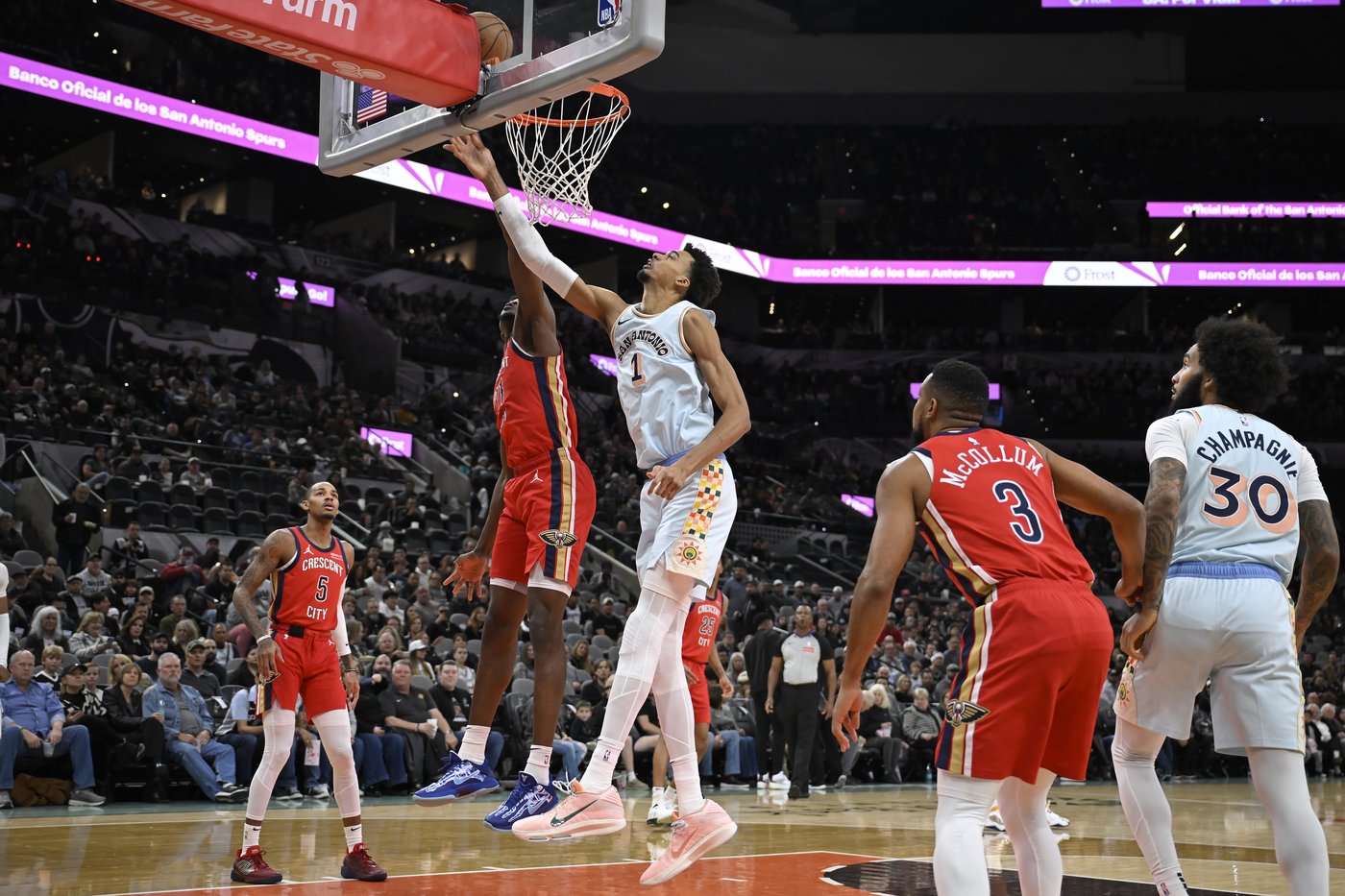 Wembanyama exits Spurs' game against Pelicans, but quickly returns | iNFOnews.ca