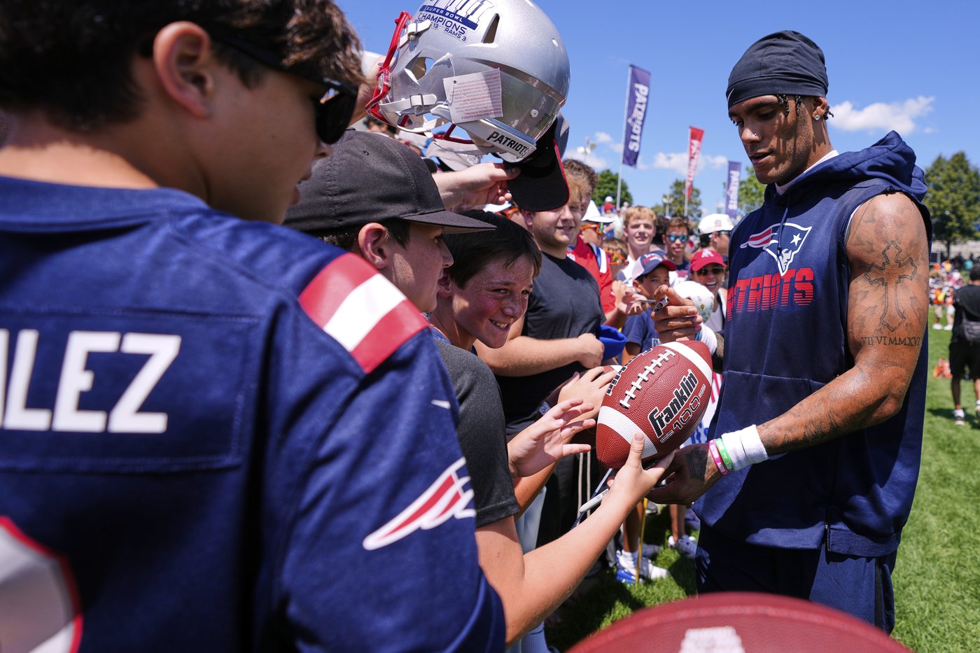 Patriots CB Christian Gonzalez exits 1st padded practice of training camp with lower body injury | iNFOnews.ca Patriots CB Christian Gonzalez exits 1st padded practice of training camp with lower body injury | iNFOnews.ca
