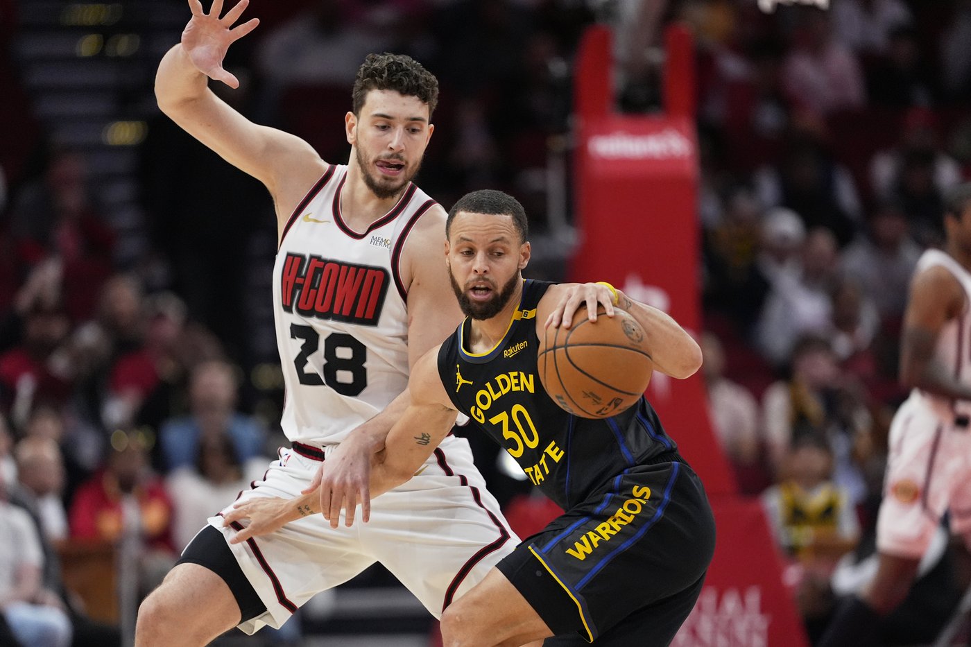 Curry scores 27 points to lead the Warriors to a 105-98 win over the Rockets | iNFOnews.ca