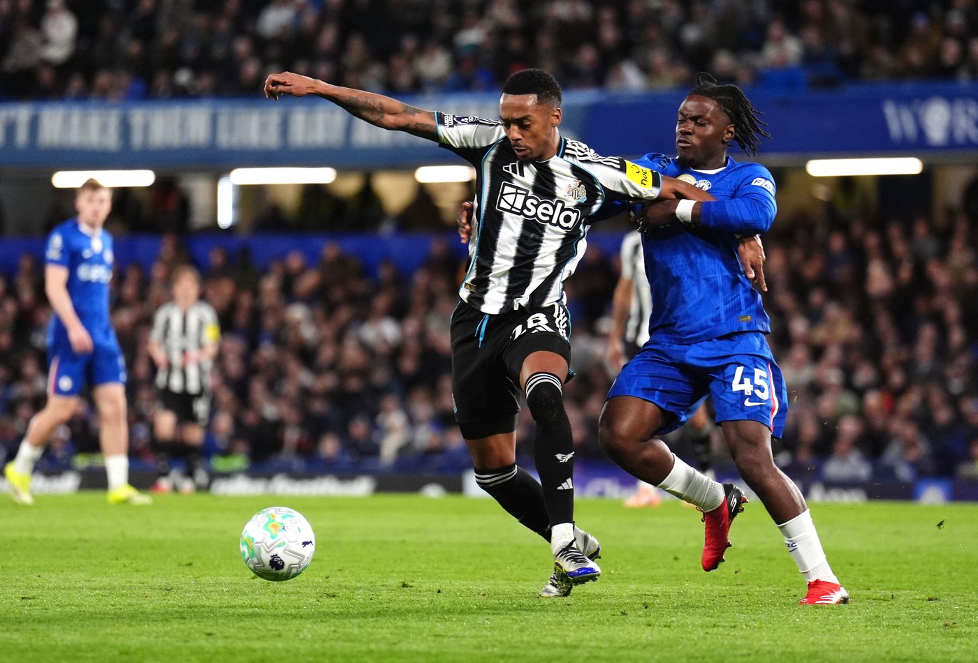 Referee finds himself in middle of Chelsea's pre-match huddle in Premier League | iNFOnews.ca Referee finds himself in middle of Chelsea's pre-match huddle in Premier League | iNFOnews.ca