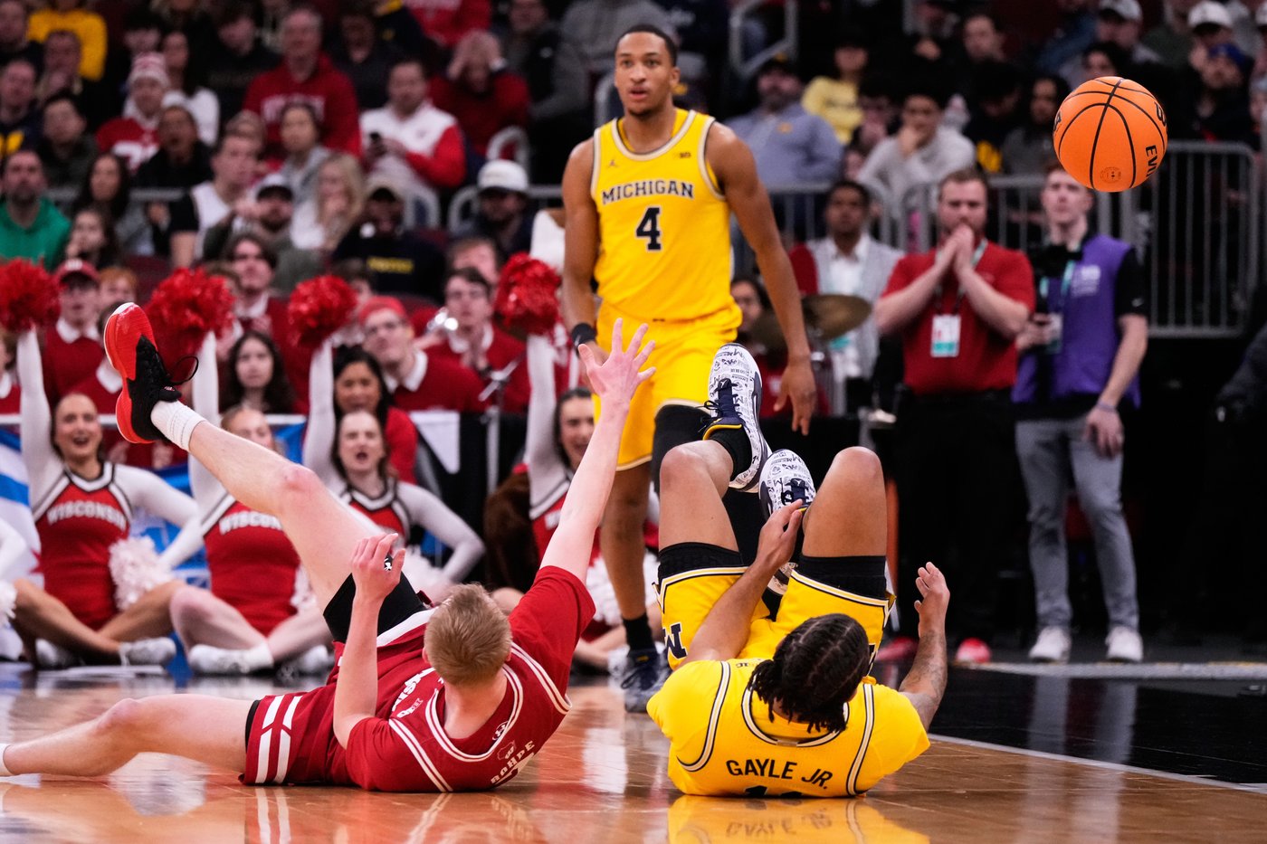 Lendeborg makes a tiebreaking 3 as No. 3 Michigan tops No. 23 Wisconsin 68-65 in Big Ten semis | iNFOnews.ca