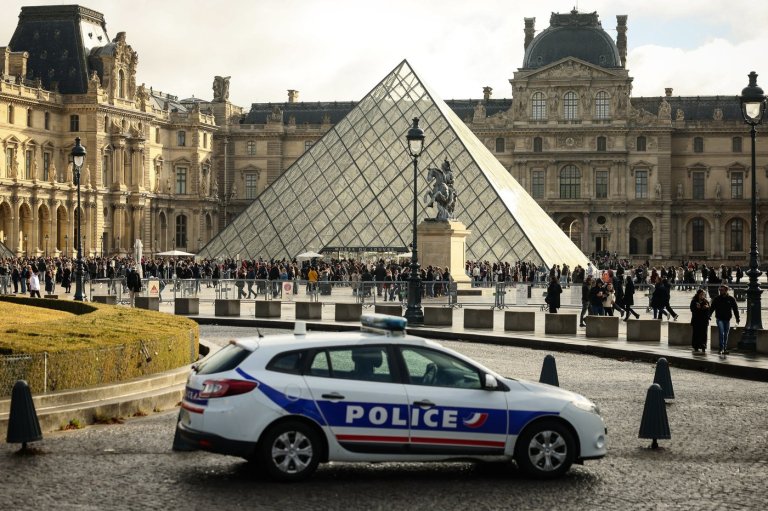 Suspects arrested over the theft of crown jewels from Paris' Louvre museum | iNFOnews.ca Suspects arrested over the theft of crown jewels from Paris' Louvre museum | iNFOnews.ca