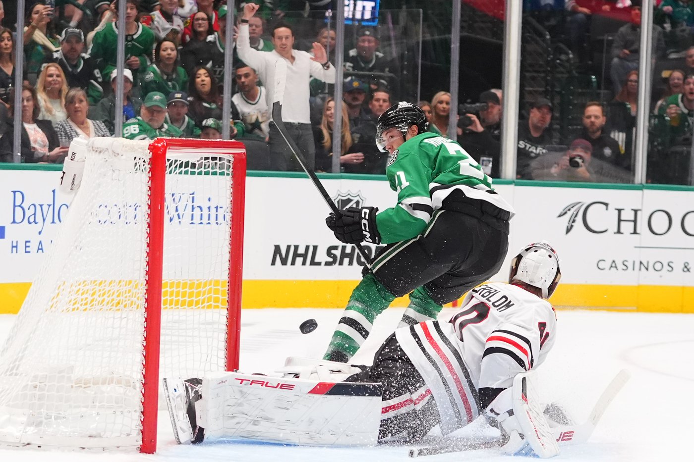 NHL-worst Blackhawks snap 6-game skid with a 4-3, shootout victory over the Stars | iNFOnews.ca