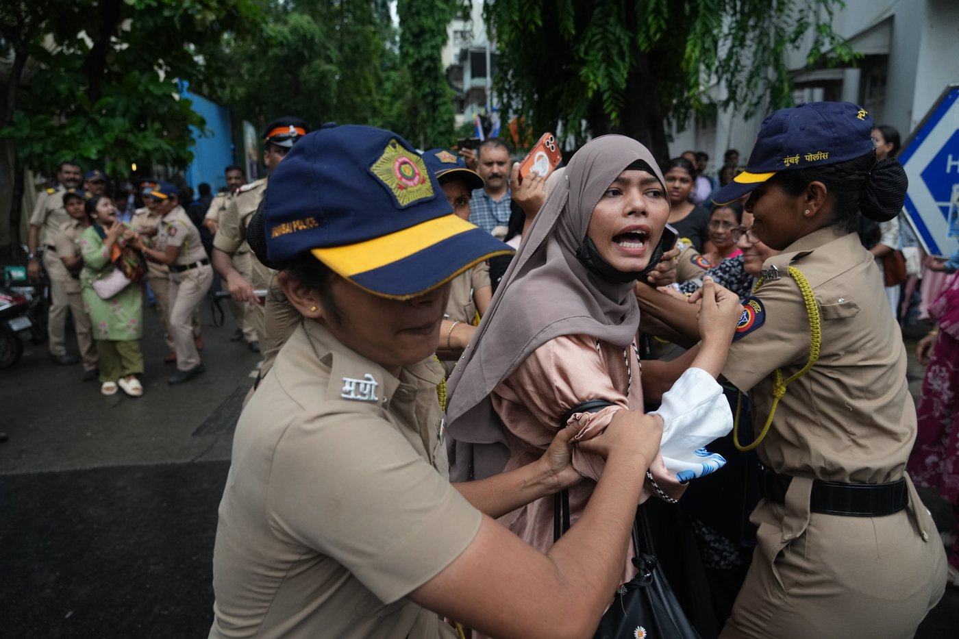Photos of police cracking down on India’s youth-led 'cockroach' movement in New Delhi | iNFOnews.ca