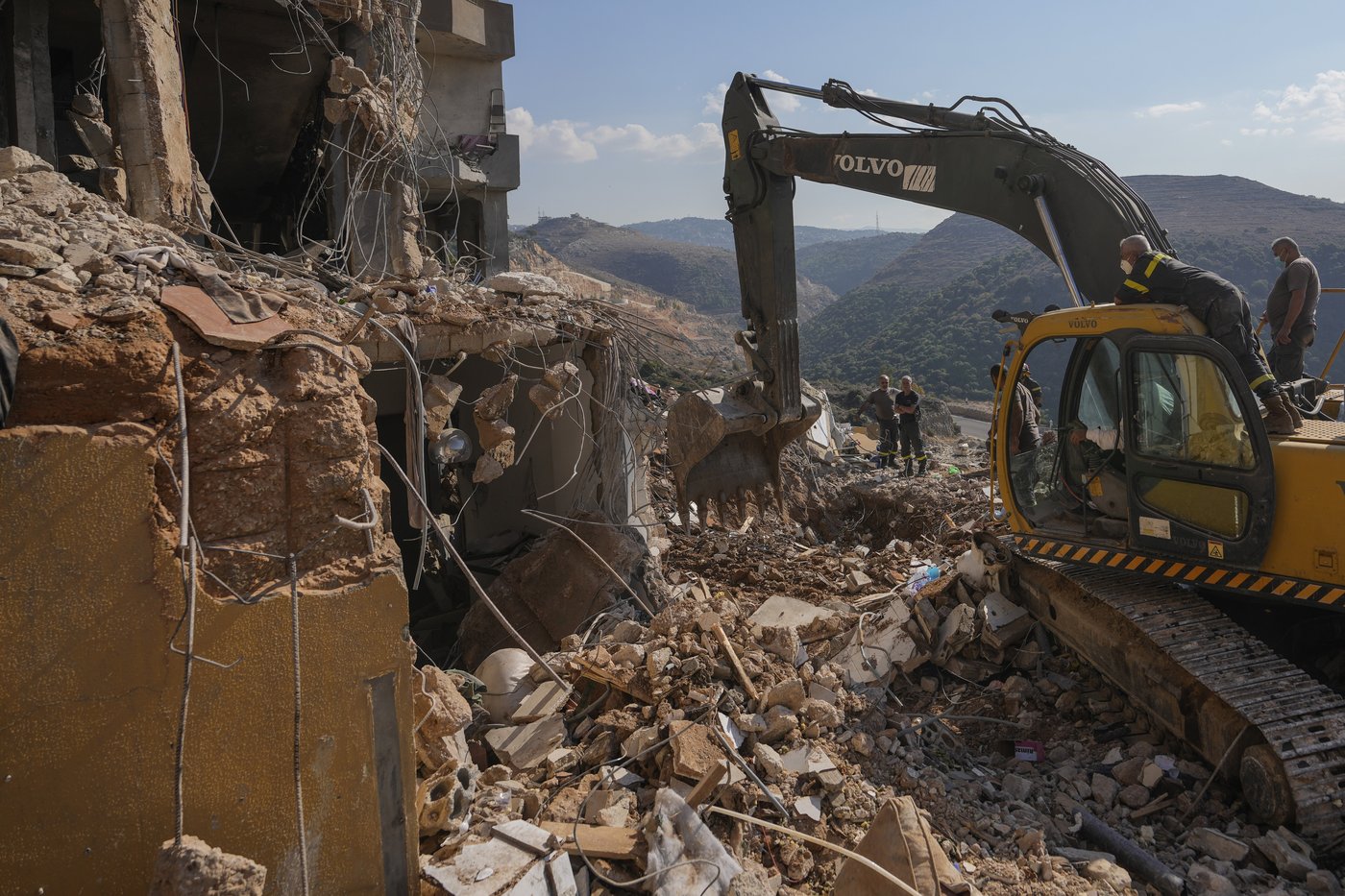 Rescuers pull 30 bodies from a building in central Lebanon hit in an Israeli strike | iNFOnews.ca