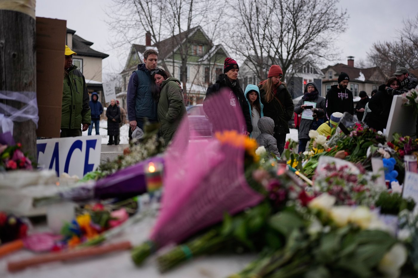 Protesters, ICE face off with tensions high in Minneapolis after fatal shooting | iNFOnews.ca